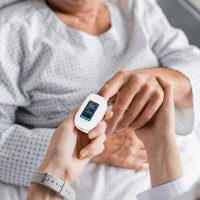 Pulse Oximeter with Fingertip Oxygen Meter : AILE Compact Fingertip Pulse Oximeter - Blood Oxygen/Heart Rate Monitor - 4 Color Screen Display - Including 2AAA Batteries for Athletic & Home (White) - Image 2